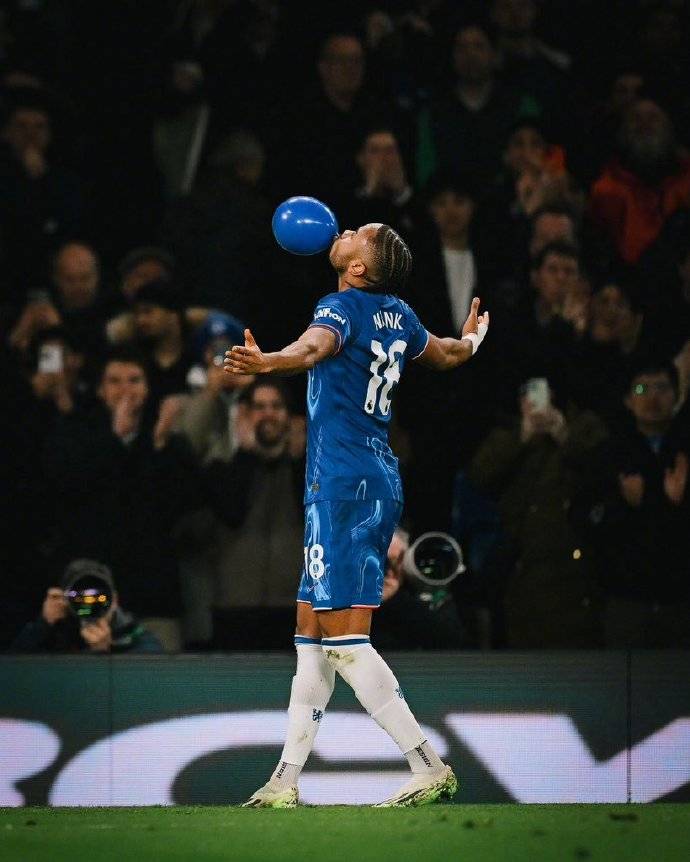 九游网页版登录入口包含库里在切尔西比赛中领先优势明显，比赛局势复杂引发热议！再创辉煌时刻的词条