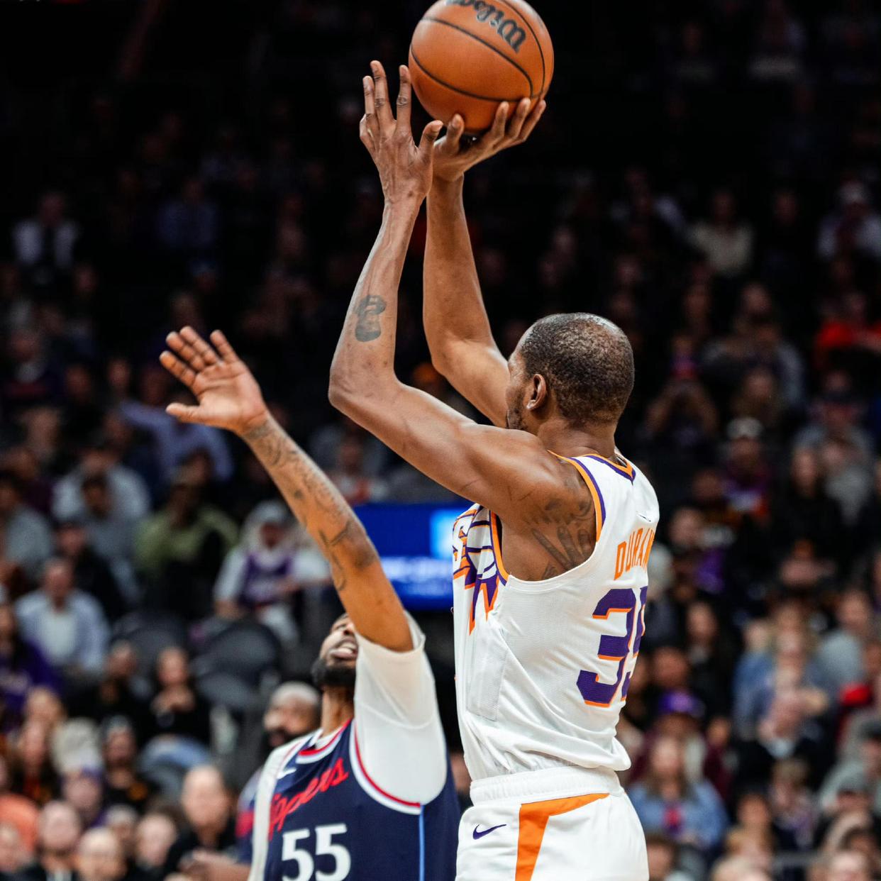 冲刺阶段NBA季后赛焦点战，萨克拉门托国王再遭质疑，赛场秩序良好，赛程密集仍需轮换的简单介绍