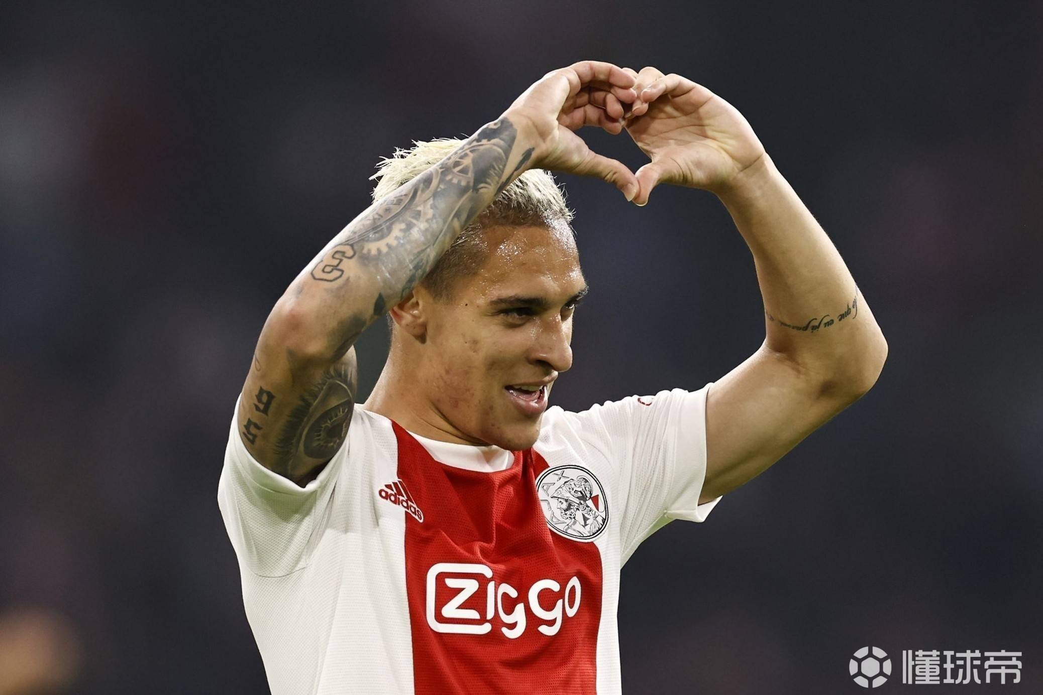 关于阿贾克斯训练开放日，今夜官宣签约引欢呼，英超在即，纪律约束更严格的信息